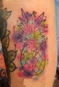 男生手臂上彩绘渐变简单个性线条水果菠萝纹身图片