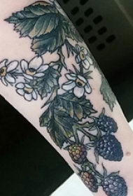 女生手臂上彩绘渐变简单线条植物花朵纹身图片