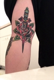 女生手臂上彩绘水彩素描文艺唯美花朵霸气匕首纹身图片