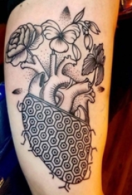男生小腿上黑色点刺几何线条创意花朵和心脏纹身图片