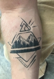 男生手臂上黑色点刺几何简单线条山脉纹身图片