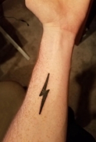 男生手臂上黑色几何简单线条闪电纹身图片