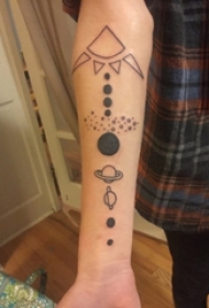 男生手臂上黑色线条素描创意星球元素纹身图片