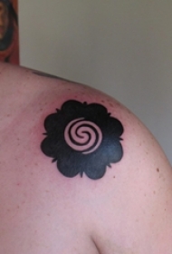 男生肩膀上黑色素描创意文艺花朵纹身图片