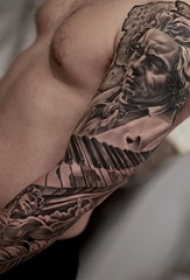 男生手臂上黑灰素描点刺技巧霸气经典复古人物纹身图片