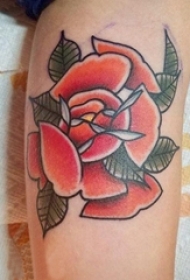 女生小腿上彩绘渐变简单线条创意植物花朵纹身图片