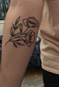 男生手臂上黑色点刺技巧简单个性线条植物花朵纹身图片