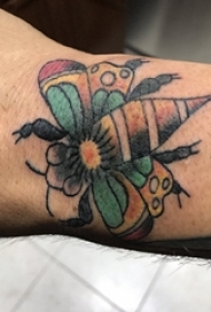 男生手臂上彩绘渐变几何简单线条小动物蜜蜂纹身图片