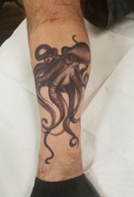 男生小腿上黑灰点刺抽象线条章鱼纹身图片