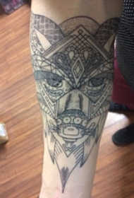 男生手臂上黑灰素描几何元素创意图腾纹身图片