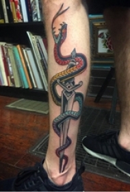 男生小腿上彩绘水彩素描霸气蛇匕首纹身图片