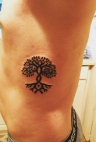男生侧腰上黑色简单个性线条植物生命树纹身图片