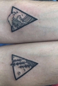 男生手臂上黑色点刺几何三角形山水风景纹身图片