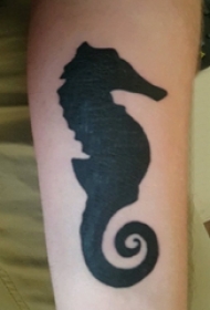 男生手臂上黑色简单线条小动物剪影海马纹身图片