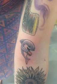 男生手臂上彩绘简单线条卡通小动物鲨鱼纹身图片