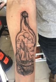 男生手臂上黑色素描点刺几何线条帆船和瓶子纹身图片