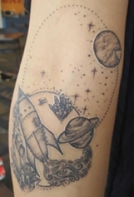 男生手臂上黑灰素描点刺技巧创意文艺宇宙纹身图片