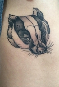 男生手臂上黑色点刺简单线条小动物獾纹身图片