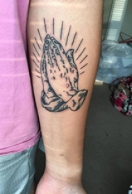 男生手臂上黑色线条创意经典祈祷之手纹身图片