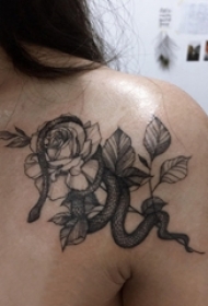 女生后背上黑色点刺简单线条植物花朵和蛇纹身图片