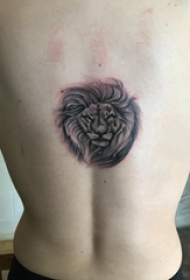 男生后背上黑色点刺简单抽象线条小动物狮子纹身图片