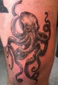 男生大腿上黑灰素描点刺技巧创意章鱼动物纹身图片