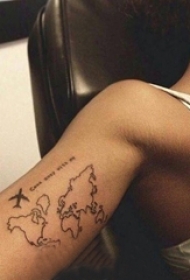 女生手臂上黑色线条几何元素创意地图纹身图片