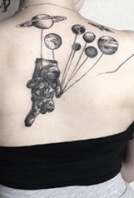 女生后背上黑色点刺几何简单线条星球和宇航员纹身图片