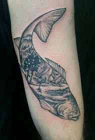 男生大臂上黑灰点刺抽象线条小动物鱼和风景纹身图片