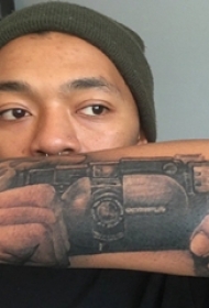 男生手臂上黑灰素描点刺技巧创意相机纹身图片