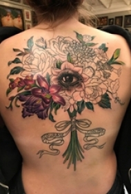 女生后背上彩绘渐变简单线条植物花束和眼睛纹身图片