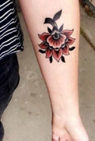女生手臂上彩绘水彩简单线条植物花朵纹身图片