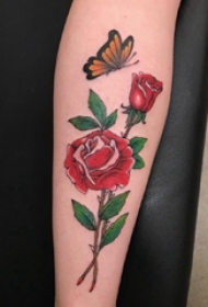 女生手臂上彩绘渐变简单线条蝴蝶和花朵纹身图片