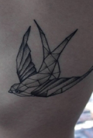 男生侧腰上黑色点刺几何简单线条小动物小鸟纹身图片