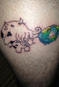 男生小腿上彩绘简单抽象线条卡通地球和动物纹身图片