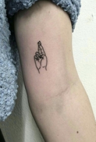 男生手臂上黑色线条几何元素文艺手势纹身图片