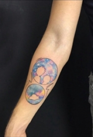 女生手臂上彩绘渐变星空元素星球纹身图片