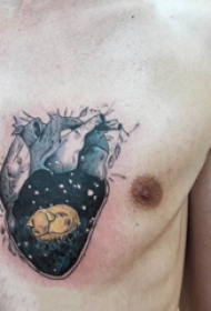 男生胸口上彩绘水彩素描创意心脏纹身图片