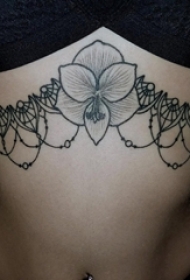 女生胸部黑灰点刺几何简单线条创意装饰花朵纹身图片
