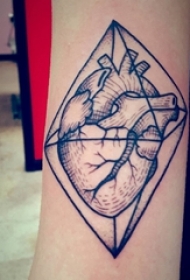 女生手臂上黑色点刺立体几何简单线条心脏纹身图片
