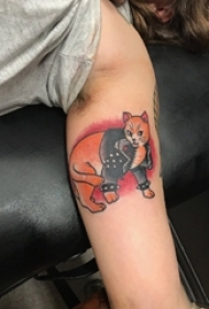 男生手臂上彩绘水彩素描创意可爱猫咪纹身图片