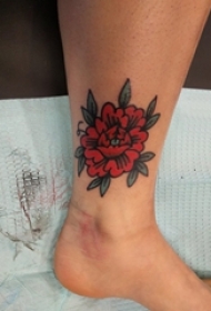 女生脚踝上彩绘简单线条植物花朵纹身图片