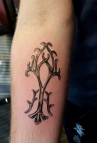 男生手臂上黑色点刺简单抽象线条植物树枝纹身图片