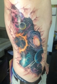 男生侧腰上彩绘水彩素描创意霸气星球元素纹身图片