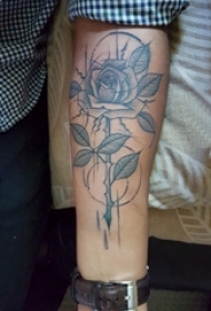 男生手臂上黑灰素描点刺技巧几何线条植物玫瑰纹身图片