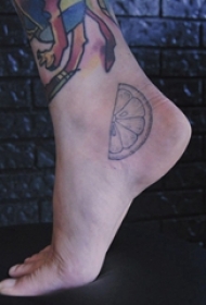 女生脚踝上黑灰点刺几何简单线条水果柠檬纹身图片