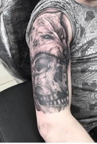 男生手臂上黑灰素描点刺技巧创意霸气狼头骷髅纹身图片