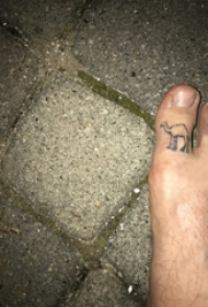 男生脚趾上黑色简单抽象线条小动物骆驼纹身图片
