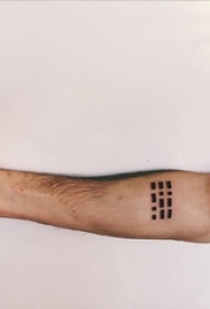 男生手臂上黑色线条创意经典符号纹身图片