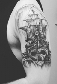 男生手臂上黑色点刺几何简单线条骷髅海盗船纹身图片